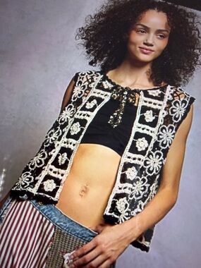 ♥️Hello Gorgeous! POL Tie Front Floral Pattern Crochet Vest with Scalloped Edge